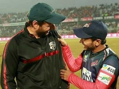 Shahid Afridi buys Mortaza's bat for 17 lakhs